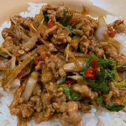 ข้าวกระเพราหมูสับหน่อไม้ดอง
