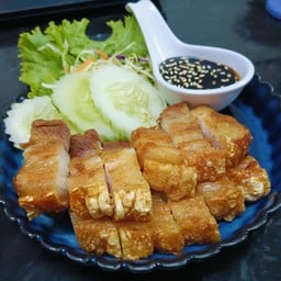 หมูกรอบจิ้มซอส