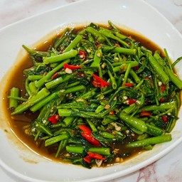 พัดผักบุ้งไฟแดง กับข้าว