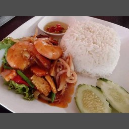 ผัดเครื่องแกงทะเลราดข้าว