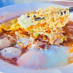 ก๋วยเตี๋ยวต้มยำซืี่โครงหมูไข่ลวกรสเด็ด