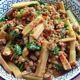 กะเพราหน่อไม้หมูสับ ราดข้าว