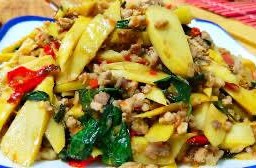 กะเพราหน่อไม้ไก่ ราดข้าว