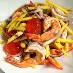 ยำมะม่วงทะเล ไข่แดงเค็ม