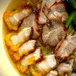 บะหมี่ เกี๊ยว หมูแดง+หมูกรอบ