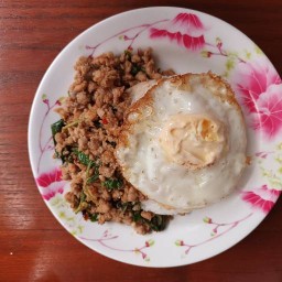 ร้านกระเพราลูกหลับ หลังตลาดธานินทร์