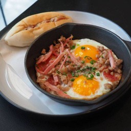 ไข่กระทะเสิร์ฟพร้อมขนมปังเวียดนาม