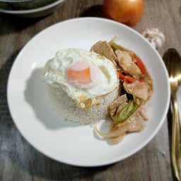 ข้าวผัดพริกหมูไข่ดาว