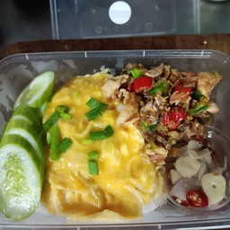 ข้าวไข่ข้นไก่คั่วพริกเกลือ(ไข่ไก่1ใบ)