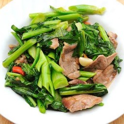 คะน้าสามชั้น ราดข้าว