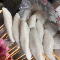 ลูกชิ้นทอด ไส้กรอกทอด ริมรั้ว