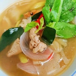 ต้มยำไก่ใส่ใบกะเพรา