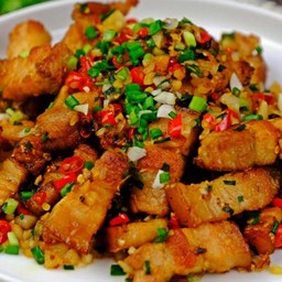 หมูกรอบคั่วพริกเกลือ  (กับข้าว)