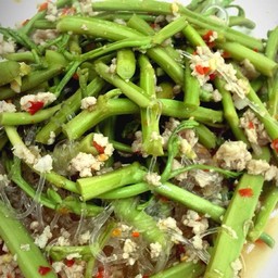 ยำกระเฉด (หมูสับ)