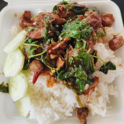 ข้าวกระเพราเครื่องในไก่