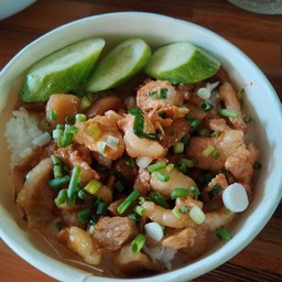 ข้าวสามชั้นสไลด์ผัดเนยกระเทียม