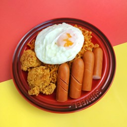 Meat Lover Combo! รามยอนเผ็ด+ไก่คาราเกะ+ไส้กรอกรมควัน+ไข่ดาว (เลือกรสชาติได้)