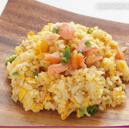 ข้าวผัดแซลมอน