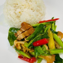 ข้าวคะน้าหมูกรอบ
