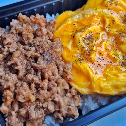 ข้าวไข่ข้น หมูกระเทียม