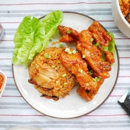 ข้าวผัดกิมจิหน้าไก่ทอดซอสเกาหลี