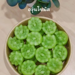 ผลไม้สดปอกพร้อมทานและกะเพราพริกแห้งสูตรแม่พลอย