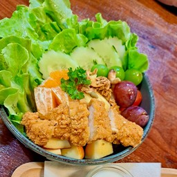 สลัดผัก สันในไก่กรอบ