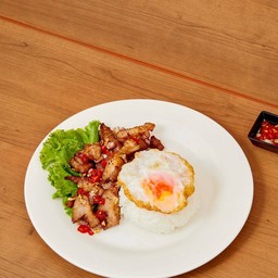ข้าวหมูทอดพริกกระเทียมไข่ดาว