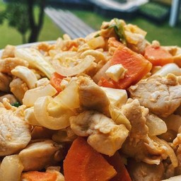 ไก่ผัดไข่เค็มราดข้าว