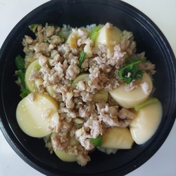 ข้าวหอมมะลิราดเต้าหู้ไข่ทรงเครื่องหมูสับ
