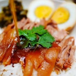 เจ๊ต่ายข้าวขาหมู (กาดอภัย เจ้าเก่า)
