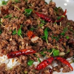 ข้าวราดผัดกระเพราเนื้อ