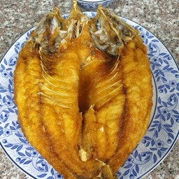 ปลากระพงทอดพร้อมพริกน้ำปลา1ตัว