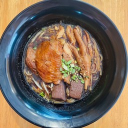 เตี๋ยวไก่เจ๊ปู(ข้าวขาหมู/กะเพรา)