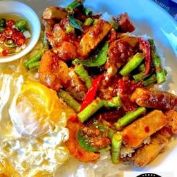 ข้าวผัดพริกแกงหมูกรอบ
