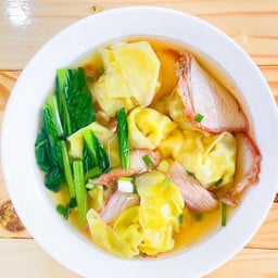 เกี๊ยวน้ำหมูแดง
