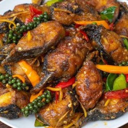 ผัดฉ่าปลาดุก (ทอดกรอบ)