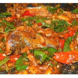 ผัดกระเพรา ปลากระป๋อง