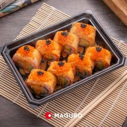 โรลแซลมอนสอดไส้แซลมอนและอโวคาโด ราดซอสสไปซี่