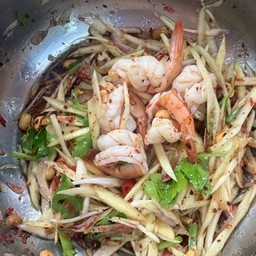 ยำมะม่วง+กุ้งสุกกุ้งลวก(สูตรแซ่บซี้ด)