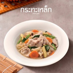 เส้นใหญ่ราดหน้าหมูชีวา