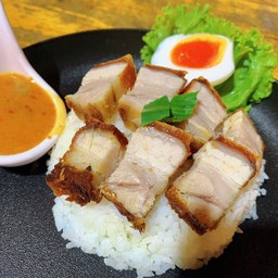 ข้าวหมูกรอบซอสต้มยำ