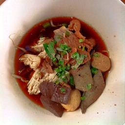 ก๋วยเตี๋ยว หมู รวมไก่ตุ๋น น้ำตุ๋น