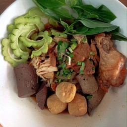 ก๋วยเตี๋ยว หมู รวม ไก่ น้ำตุ๋น พิเศษ