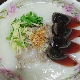 โจ๊กหมูรวม ใส่ไข่เยี่ยวม้า