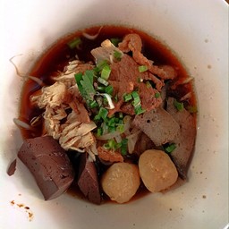 ก๋วยเตี๋ยว หมู รวม ไก่ตุ๋น น้ำตก