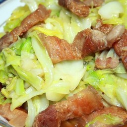 หมูกรอบผัดกะหล่ำปี