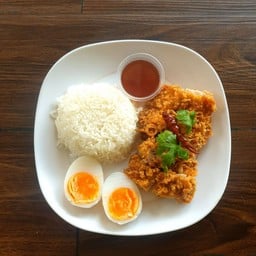 ข้าวไก่ทอดซอสมะขาม+ไข่ต้มยางมะตูม