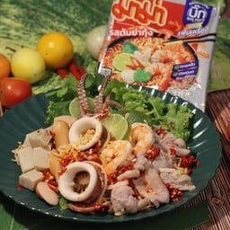 ยำมาม่าหน้าโรงเรียน