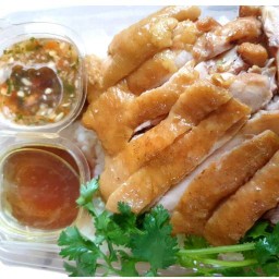 ข้าว  ไก่ตุ๋นน้ำปลา น้ำจิ้มรสเด็ด🌶️💦
